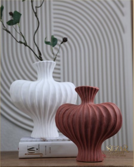 طقم أبيض مع خمري